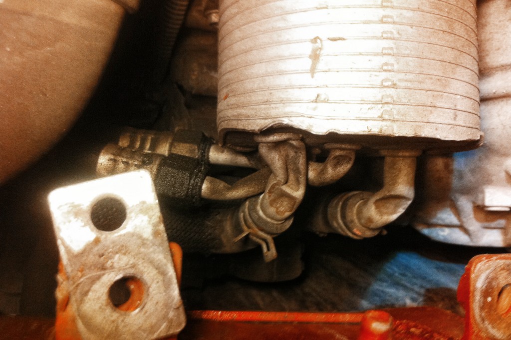 Загнутые трубки всех контуров маслоохладителя Додж Калибр привели к обрыву ремня вариатора